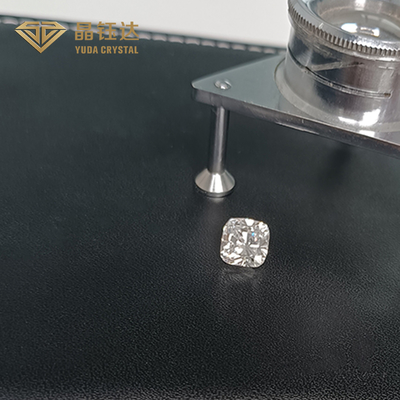 Laboratuvarda iyi kesilmiş emerald mücevherleri için yetiştirilen elmaslar