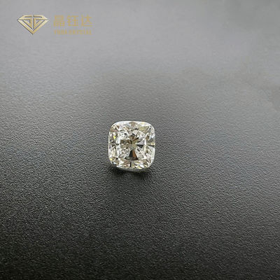 Laboratuvarda iyi kesilmiş emerald mücevherleri için yetiştirilen elmaslar